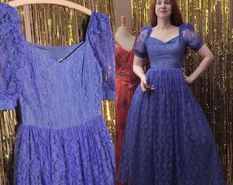 Robe de soirée longue en dentelle bleu foncé des années 1980 avec manches courtes bouffantes et décolleté en coeur | Yessica par C&A