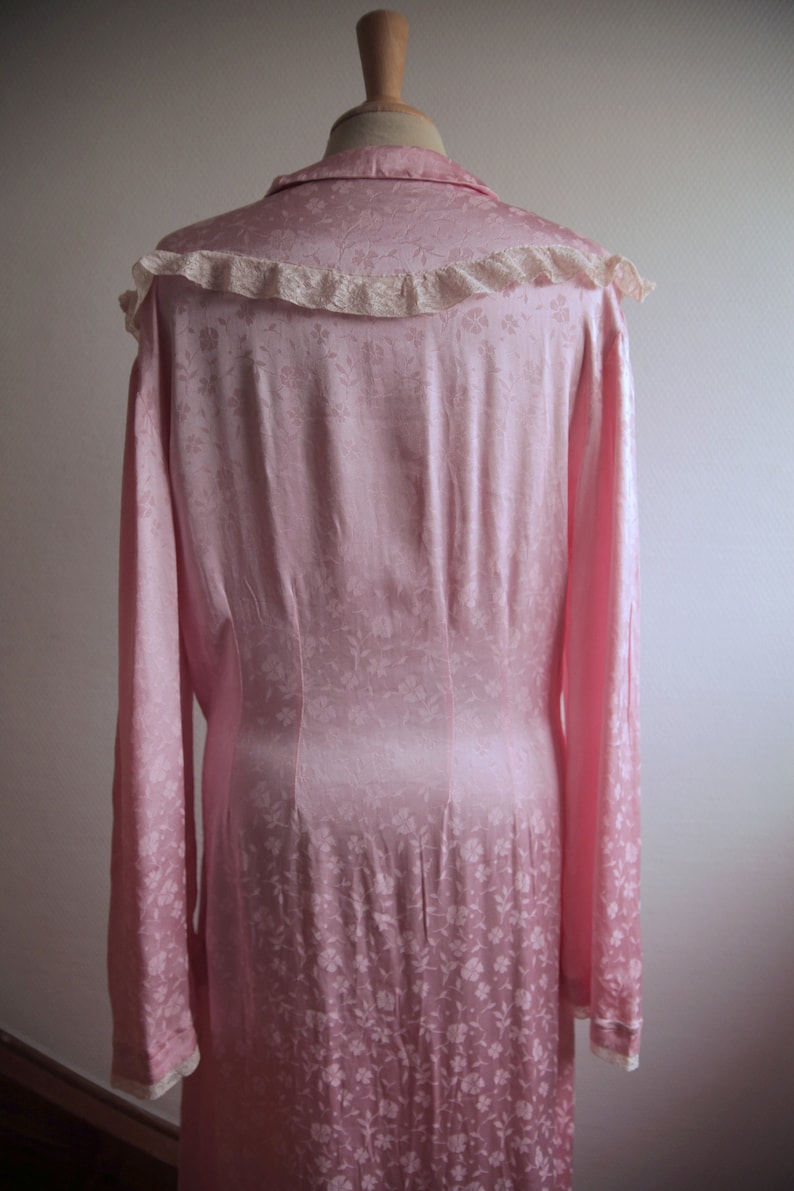 1930s Pink Satin Hostess Gown with Lace Details and a Monochrome Floral Woven Pattern image 8