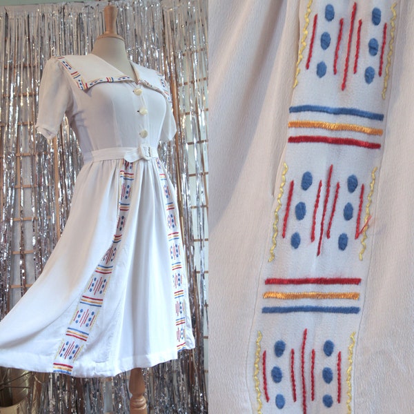 Off-White 1940s Crepe Midi Day Kleid mit kurzen Ärmeln, Sailor-Farbe, bunter Stickerei und passendem Gürtel