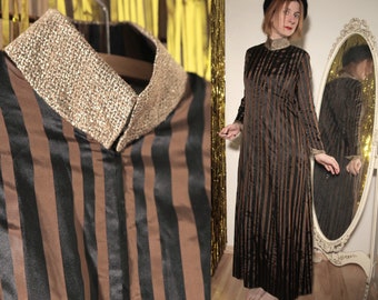 Dark Brown and Black Striped 1960s Longsleeve Satin Maxi Dress with Gold Lamé Details and Front Zipper | F&A Schlosser Modesalon Wiesbaden