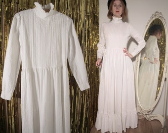 Robe longue blanche LAURA ASHLEY fabriquée aux Pays-Bas en coton seersucker des années 1970 avec manches longues, col roulé et ourlet à volants