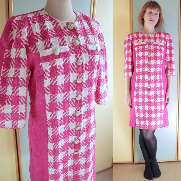 Pink-weiß kariertes 1980er Jahre Mod-Kleid mit halblangen Ärmeln, Midi-Tageskleid mit dicken Metallknöpfen | Renzo