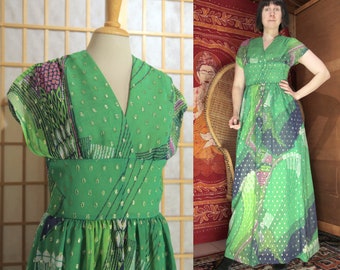 Maxi abito da sera in chiffon a maniche corte fatto a mano degli anni '70 con motivi verdi con dettagli in lamé dorato e abito sottoveste separato