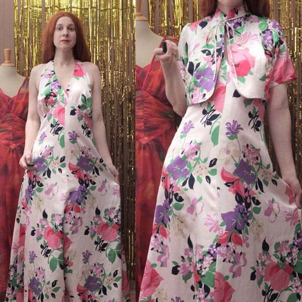 1970er Jahre Maxi Neckholder Maxi Kleid aus Satin mit Pink, Rosa und Violettem Print und passendem Bolero Jäckchen