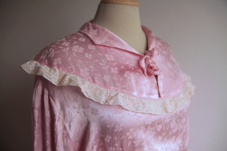 1930s Pink Satin Hostess Gown with Lace Details and a Monochrome Floral Woven Pattern image 4