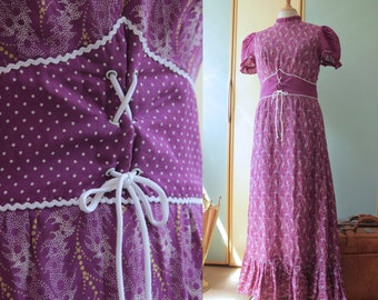 Maxi robe prairie en coton des années 1970 pourpre foncé avec manches courtes bouffantes, lacets et imprimé feuilles