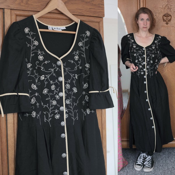 Schwarzes 1980er Jahre Leinenkleid Cottagecore Kleid mit Puffärmeln, dicken Edelweißknöpfen und cremefarbener Blumenstickerei | MIRA