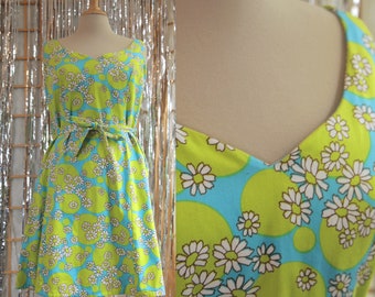 Green, Blue and White 1960s Cotton Sleeveless Midi Dress with a Daisy Allover Print and Matching Waist Tie