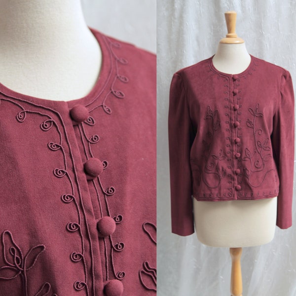Elegante burgundfarbene 1980er Jahre Jacke mit überzogenen Knöpfen und ornamentaler, Soutache-ähnlicher Stickerei | Karin Stevens