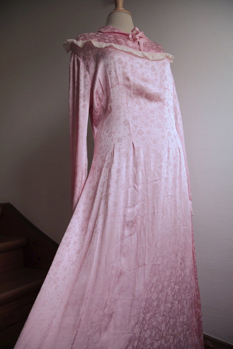 1930s Pink Satin Hostess Gown with Lace Details and a Monochrome Floral Woven Pattern image 7