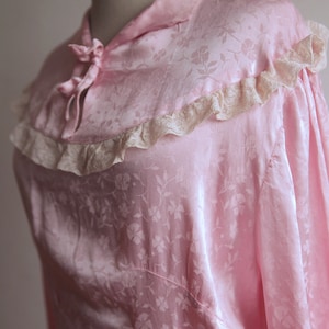 1930s Pink Satin Hostess Gown with Lace Details and a Monochrome Floral Woven Pattern image 6