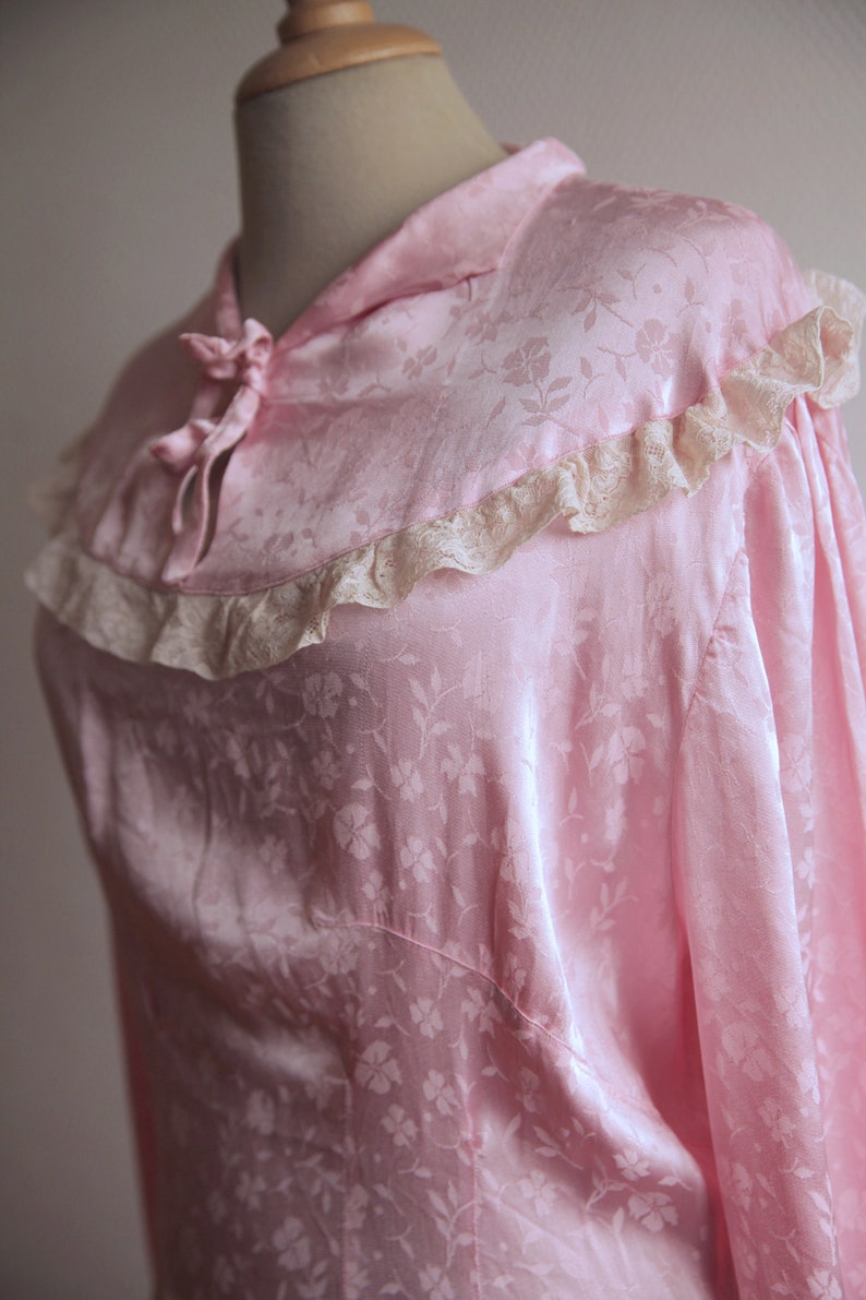 1930s Pink Satin Hostess Gown with Lace Details and a Monochrome Floral Woven Pattern image 6