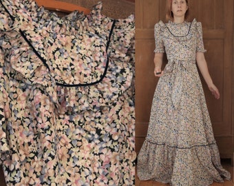 Dark Romantic 1970s Cottagecore Maxi Prairie Dress with Short Puffed Sleeves, Floral Print and Matching Waist Tie | Weise Festmoden