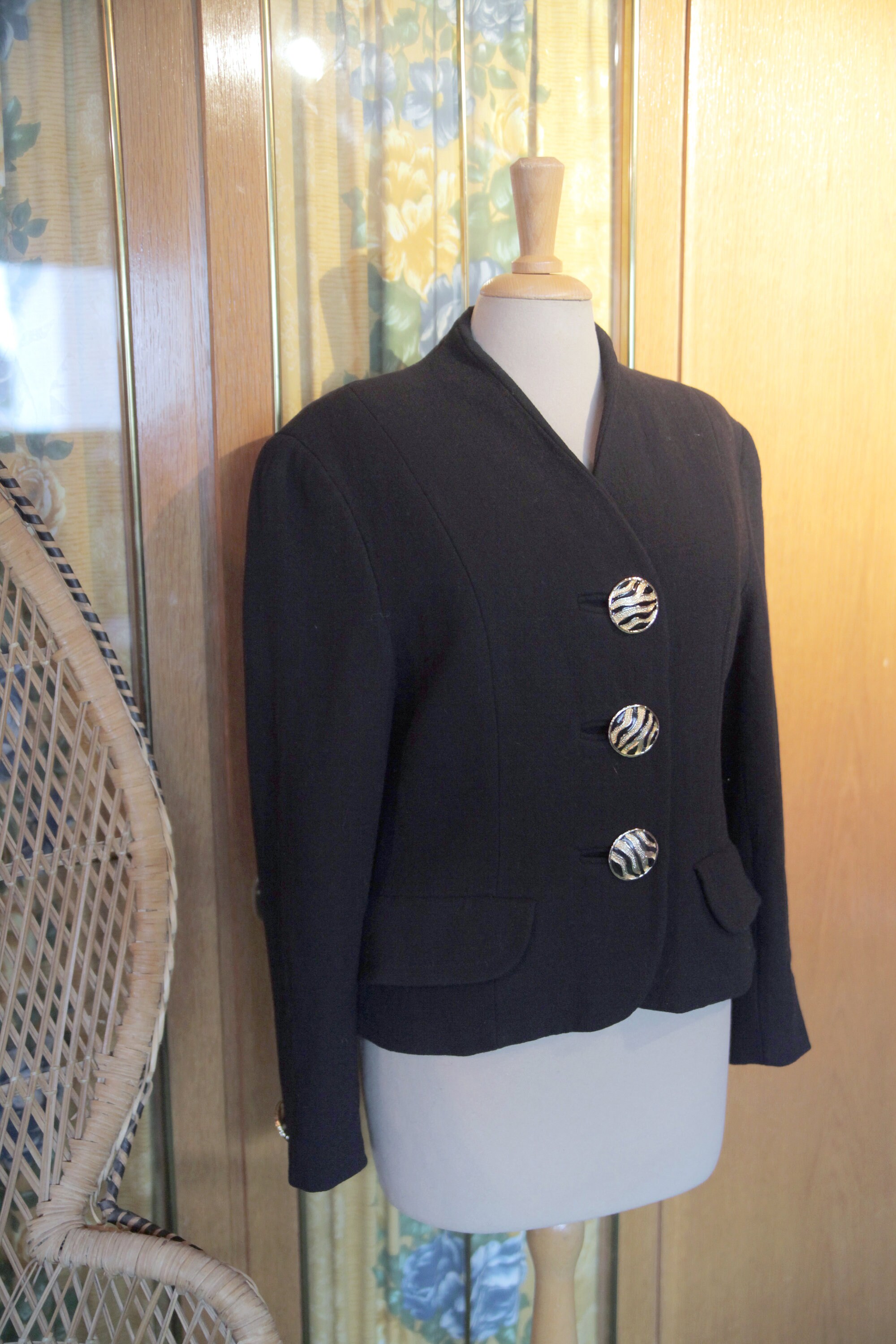 Fitted 1990s Black Wool Short Blazer With Pockets and Chunky Fitted 1990s Black Wool Short Blazer With Pockets and Chunky