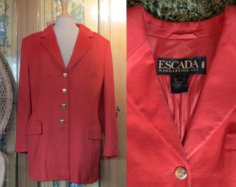 Blazer long ESCADA en laine angora rouge vif des années 1990 avec boutons dorés