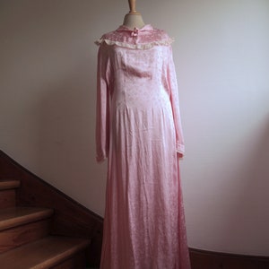 1930s Pink Satin Hostess Gown with Lace Details and a Monochrome Floral Woven Pattern image 2