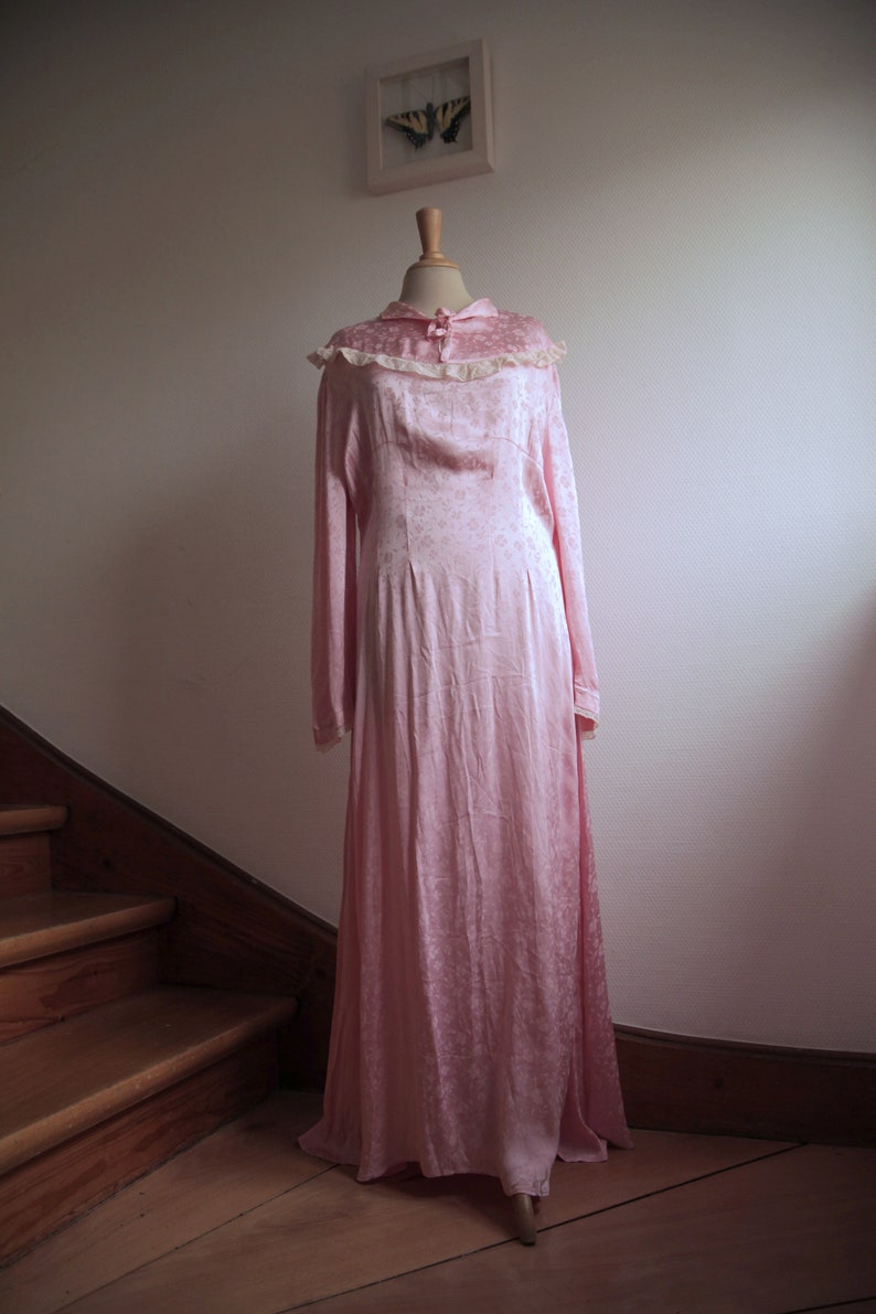 1930s Pink Satin Hostess Gown with Lace Details and a Monochrome Floral Woven Pattern image 2