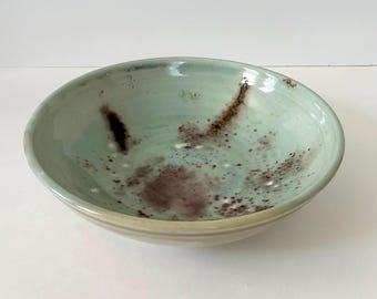 Duża, studyjna miska ceramiczna w kolorze jasnoniebieskim z brązowymi plamkami i kropkami, 10,25 cala
