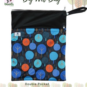 Könnte beinhalten: Eine schwarze Feucht-Tasche mit einer doppelten Tasche und einem Reißverschluss. Die Tasche hat ein blaues und oranges Baum-Muster und den Text "Big Wet Bag" und "Double Pocket" aufgedruckt.