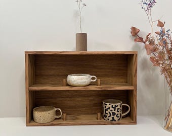 Estante para tazas de café de chapa de roble: Exhibición rústica de barista