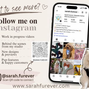 Op de afbeelding: Een smartphone toont het Instagram-profiel sarah.furever met op maat gemaakte hondenkleding. Het scherm bevat een raster met foto's, een QR-code om te scannen en tekst die verwijst naar een kijkje achter de schermen en klantfoto's.