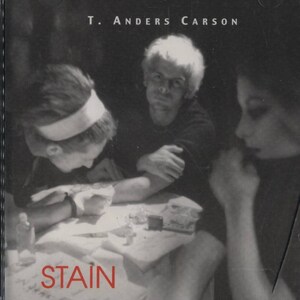 Pode incluir: Fotografia em preto e branco de três pessoas sentadas à mesa. A foto é para um álbum de música intitulado "STAIN" de T. Anders Carson.