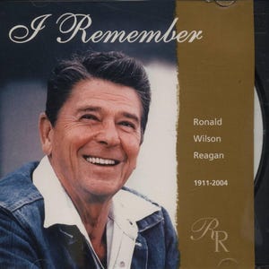Pode incluir: Uma caixa de CD com uma foto de Ronald Wilson Reagan, o 40º presidente dos Estados Unidos. O texto "I Remember" está em uma fonte grande e cursiva na parte superior da caixa. O texto "Ronald Wilson Reagan" e "1911-2004" está impresso em preto sobre um fundo dourado. A caixa de CD é de tamanho padrão e tem uma coluna vertebral preta.