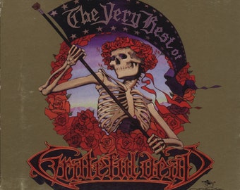 Puede incluir: Una portada de disco de vinilo cuadrada con un esqueleto que lleva una corona de rosas rojas y sostiene un asta de bandera. El texto dice The Very Best of Grateful Dead en letras negras y rojas sobre un fondo dorado.
