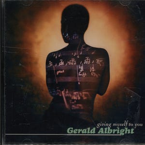 Può includere: Custodia di un CD con la silhouette di una persona, la cui schiena è ricoperta da notazioni musicali. Lo sfondo presenta una calda sfumatura arancione e marrone. Il testo "giving myself to you" e "Gerald Albright" sono visibili.