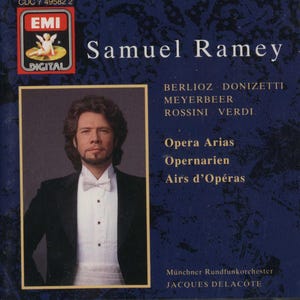 Puede incluir: Portada de CD con Samuel Ramey en traje. La portada tiene un fondo azul con el texto "Samuel Ramey" en blanco. El CD incluye arias de ópera de Berlioz, Donizetti, Meyerbeer, Rossini y Verdi. También se lee "Opera Arias".