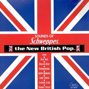 Puede incluir: Portada de álbum cuadrada con la bandera de la Union Jack en rojo, blanco y azul. El texto "SOUNDS OF Schweppes" está encima de "the New British Pop". El álbum incluye artistas como Lush y Culture Club.