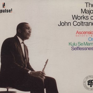 Könnte beinhalten: Albumcover für "The Major Works of John Coltrane" mit einem Schwarz-Weiß-Foto von John Coltrane mit einer Klarinette. Der Albumtitel und die Titellisten werden in einer Serifenschrift angezeigt. Die Logos Impulse! und GRP sind ebenfalls sichtbar.