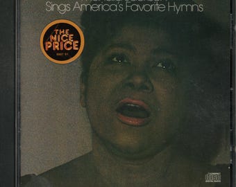 Könnte beinhalten: Eine CD-Hülle mit dem Album "Sings America's Favorite Hymns" von Mahalia Jackson. Das Cover zeigt ein Porträt von Mahalia Jackson mit offenem Mund. Ein runder Aufkleber zeigt "The Nice Price".