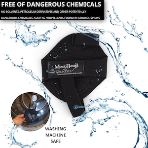 May include: Black washing machine safe silicone protector with the text "Marcia Barafdi quilter" and the website address "www.marciabaraldicrafts.com.br". The protector is surrounded by water droplets.