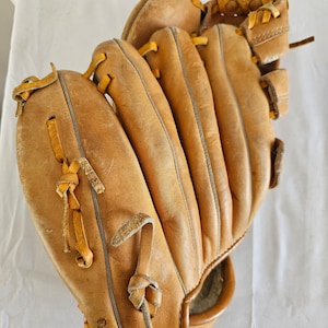 Mark The Bird Fidrych Wilson Youth Baseball Glove - 1970&#39;s Signature Model
