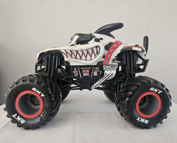 Monster mutt truck toy deals