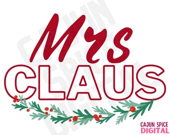Op de afbeelding: Rood en wit tekstontwerp met de woorden "Mrs. Claus" en een groene krans met rode bessen eronder.