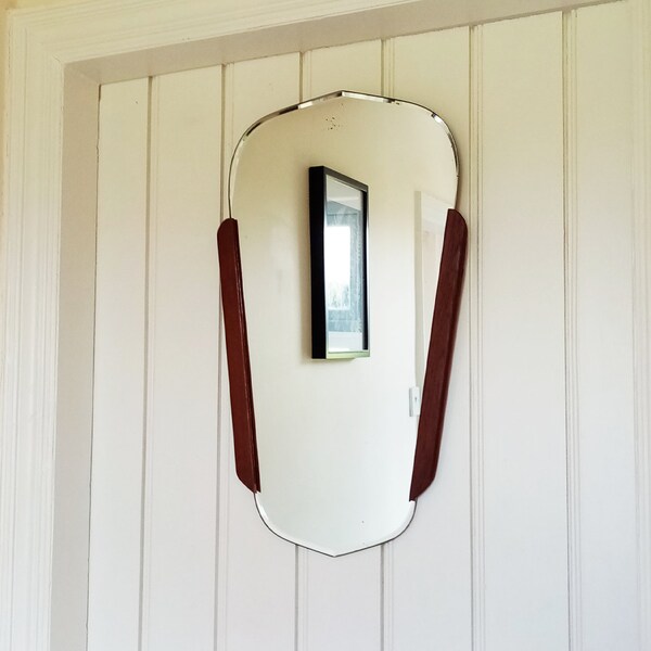 Specchio da parete moderno della metà del secolo degli anni '50 - Forma dello scudo del bordo smussato - Telaio in legno parziale MCM Vintage Mirror - Schienale in legno con fissaggi 22,5 x 12,5"