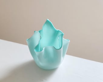 50&#39;s Vintage Taschentuch-Vase mit Überfang Glas im Stil von Venini Fazzoletto von Fulvio Bianconi - Blue & White Opaline Ruffled MCM Art Glass