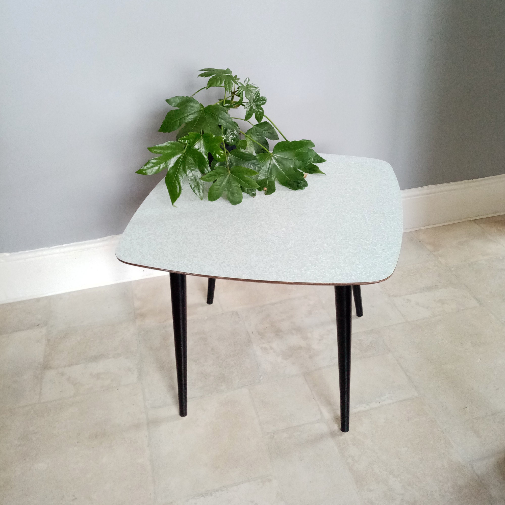table d'appoint vintage mcm des années 60 - formica effet marbre bleu rétro table basse occasionnelle mid-century support pour plante pieds de