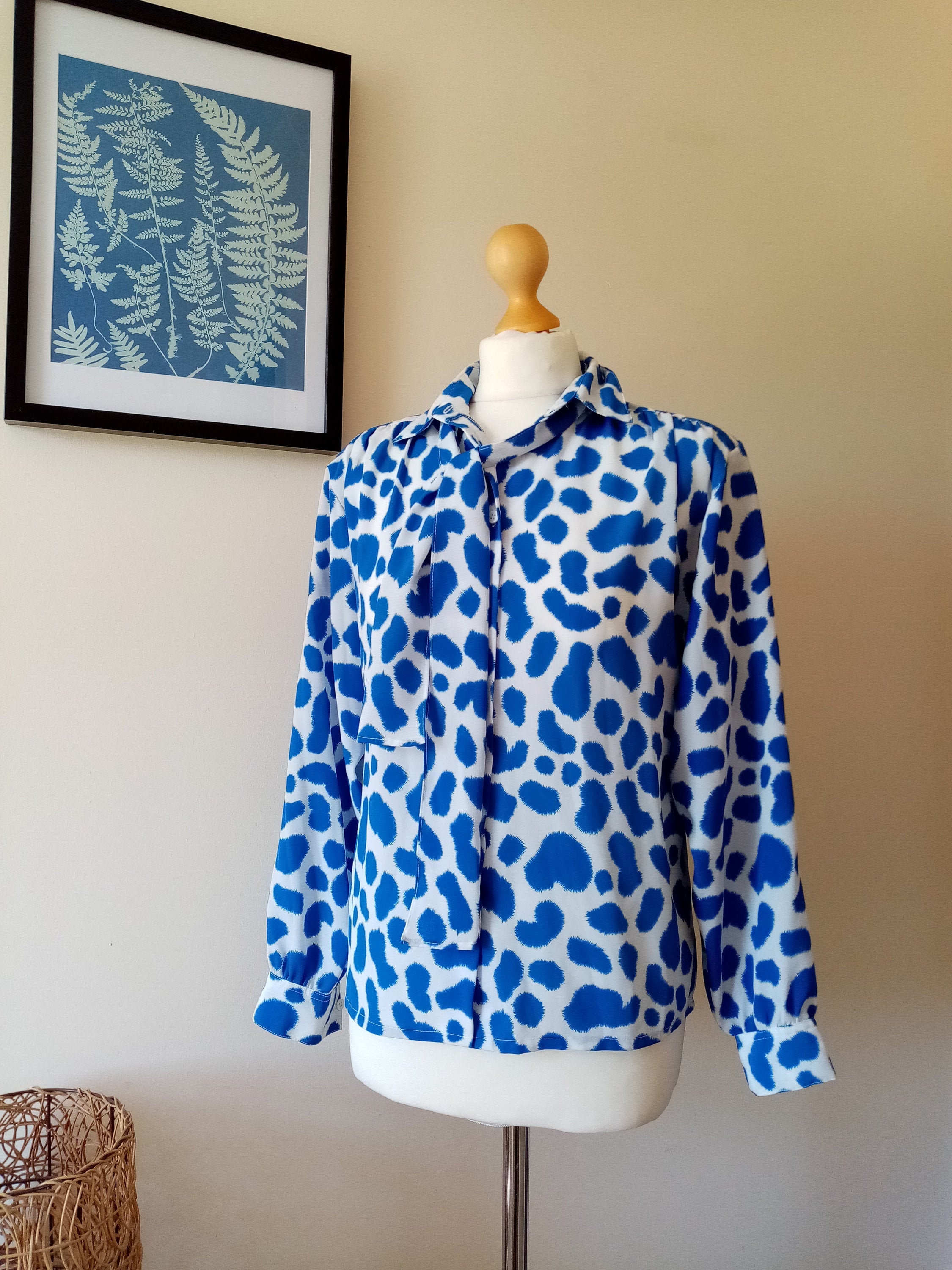 Image of 's Vintage Cow Print Neck Tie Shirt - Uk /Us  Eu  Blue & White Women's Shirts Blouses Animal