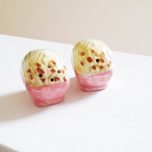60&#39;s Vintage Baskets of Corn Salt and Pepper Shakers - Retro Kitsch Kitchen Tableware - Dinky Ceramic S&P Pots - Quirky Vintage Kitchenalia