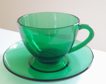 Tazza da tè e piattino in vetro verde smeraldo francese vintage MCM degli anni '70 - Arcoroc, Francia