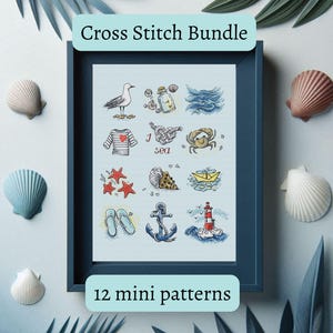 Puede incluir: Un conjunto de punto de cruz enmarcado con 12 mini patrones con temática náutica. Los patrones incluyen una gaviota, olas, una camisa a rayas, estrellas de mar, un cangrejo, un faro y otras imágenes relacionadas con el mar. El marco es azul oscuro, con el texto "Cross Stitch Bundle" y "12 mini patterns".