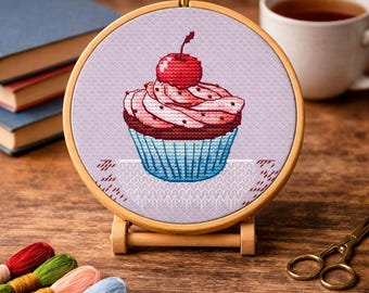 カップケーキのクロスステッチパターン、イチゴの刺繍デザイン