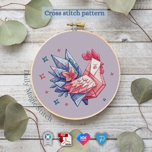 Puede incluir: Patrón de punto de cruz de un gallo geométrico con acentos rosas, azules y verdes sobre un fondo morado. El patrón se titula "Daily Magic Stitch".
