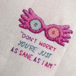 Puede incluir: Bordado de punto de cruz de las gafas de Harry Potter con la cita "No te preocupes, est&aacute;s tan cuerdo como yo."