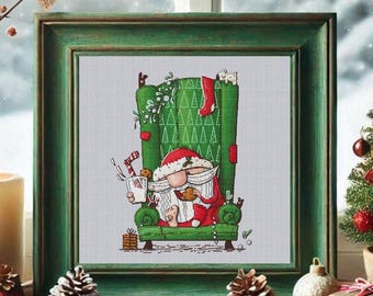 Könnte beinhalten: Ein Kreuzstichmuster mit einem Cartoon-Weihnachtsmann, der in einem grünen Sessel mit einer Tasse Kakao und Keksen sitzt. Der Sessel ist mit einem roten Strumpf und einem kleinen weißen Hund verziert. Der Hintergrund ist hellgrau.