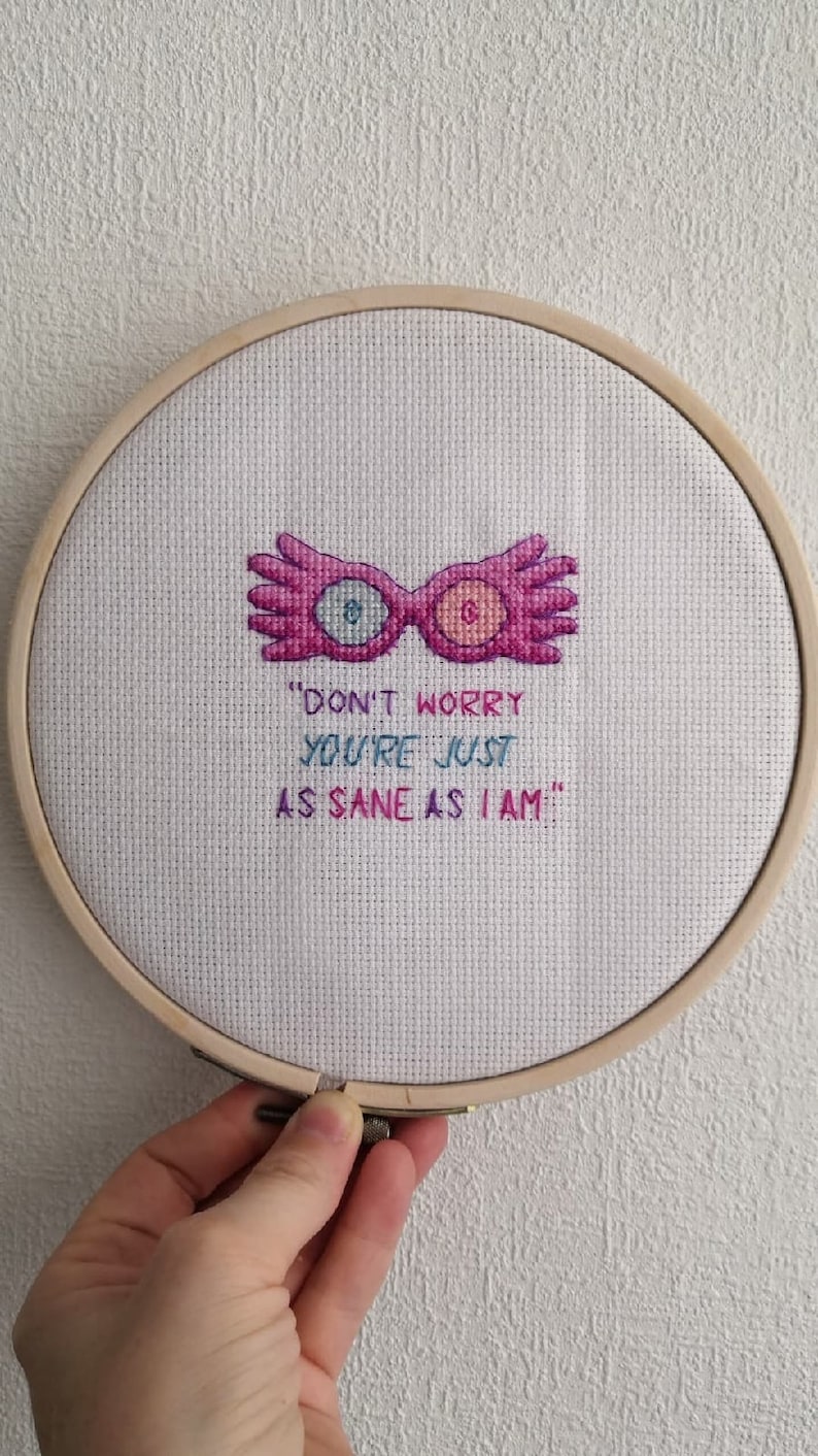 Puede incluir: Arte de bordado en aro con un par de gafas rosas y una cita que dice "No te preocupes, est&aacute;s tan cuerdo como yo."