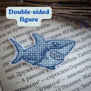 Divertido patrón de punto de cruz de tiburón, punto de cruz de fandom, punto de cruz de pez mágico. Diseño de bordado pequeño, fácil y bonito para lienzo de plástico.